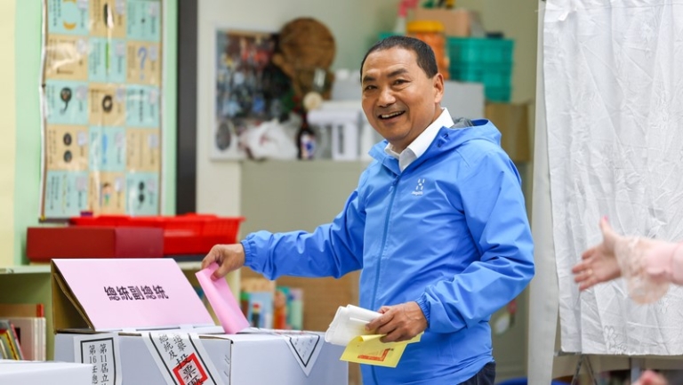 侯友宜赴新北板橋投票 籲選後團結面對台灣未來