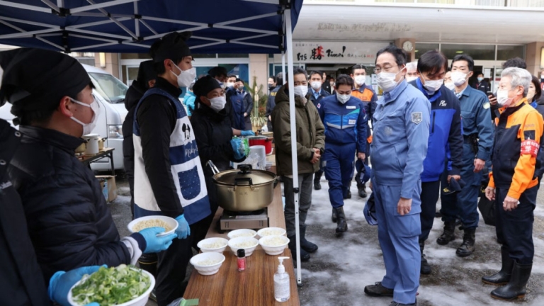 日本石川強震兩週 岸田首入災區探視避難民眾