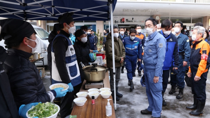 日本石川強震兩週 岸田首入災區探視避難民眾