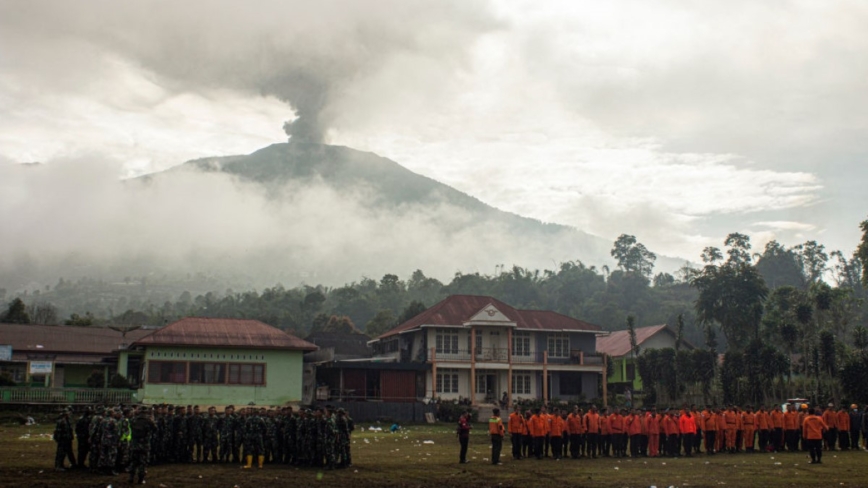 印尼馬拉畢火山再噴發 熔岩恐入山谷 籲民眾急撤