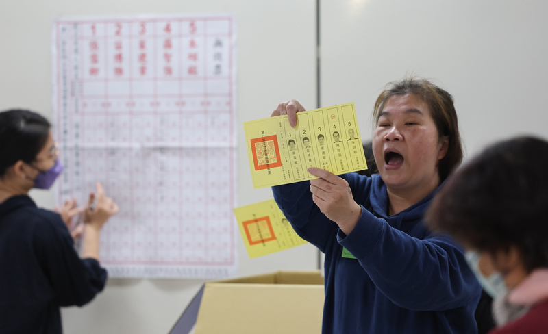 台灣選舉唱票文化獨特 外國觀選者印象深刻