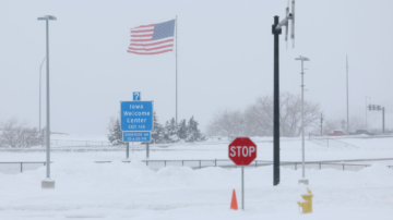 美国中西部遭遇暴风雪 数十万家庭和企业断电