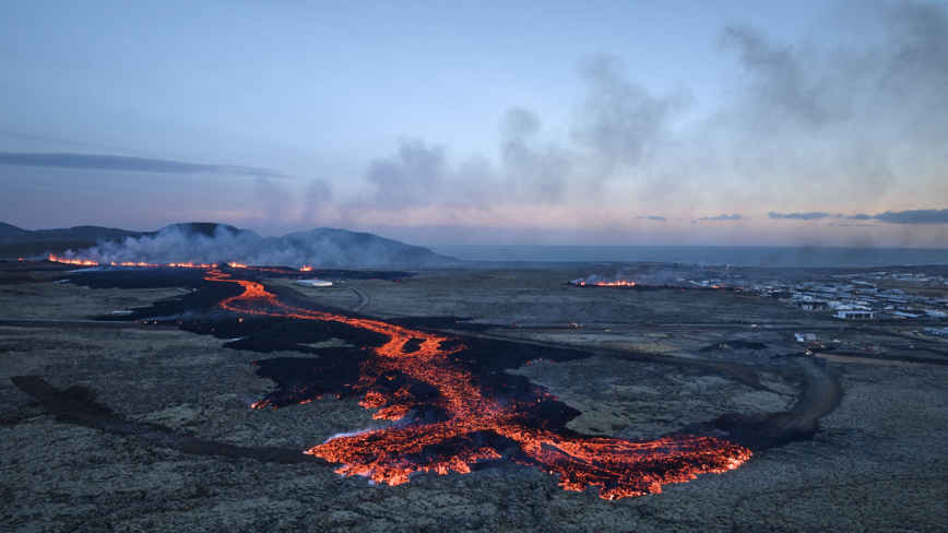 冰島火山又爆發 岩漿湧向小漁鎮 居民撤走