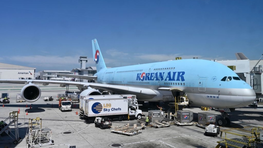 大韩航空客机与香港客机在日本机场相撞