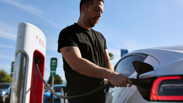 電動汽車寒冬癱瘓 芝加哥充電站變汽車墳場