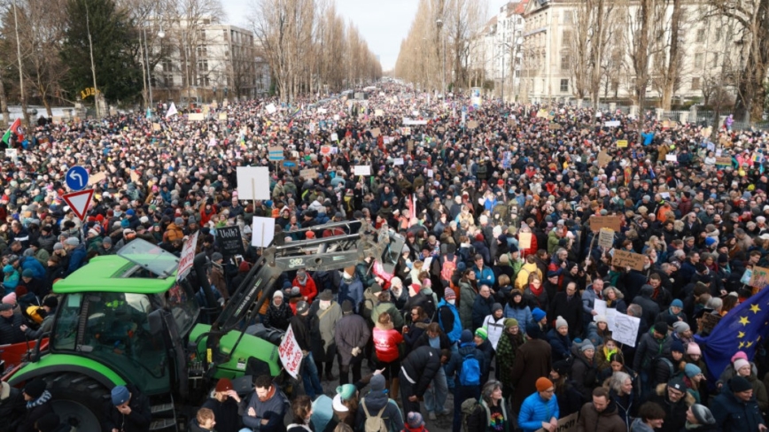 抗议右翼党派密谋驱逐移民 德国逾140万人上街示威