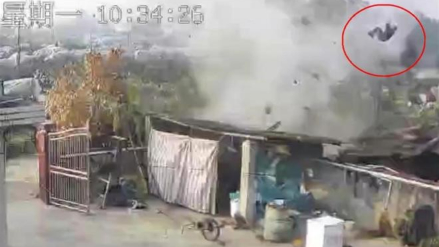 四川眉山民居沼气池爆炸 有人被炸飞到空中（视频）
