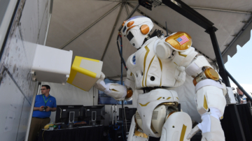休斯顿太空中心研测未来太空人形机器人