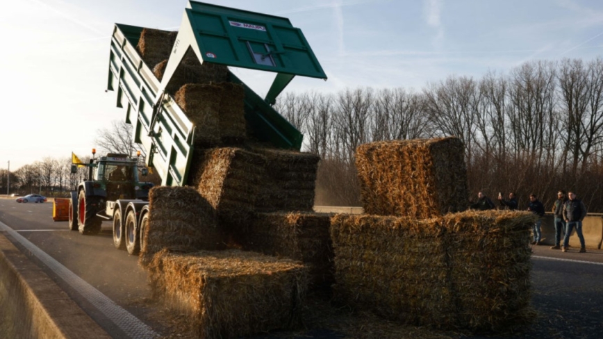 不满欧盟农业政策 比利时农人封路示威