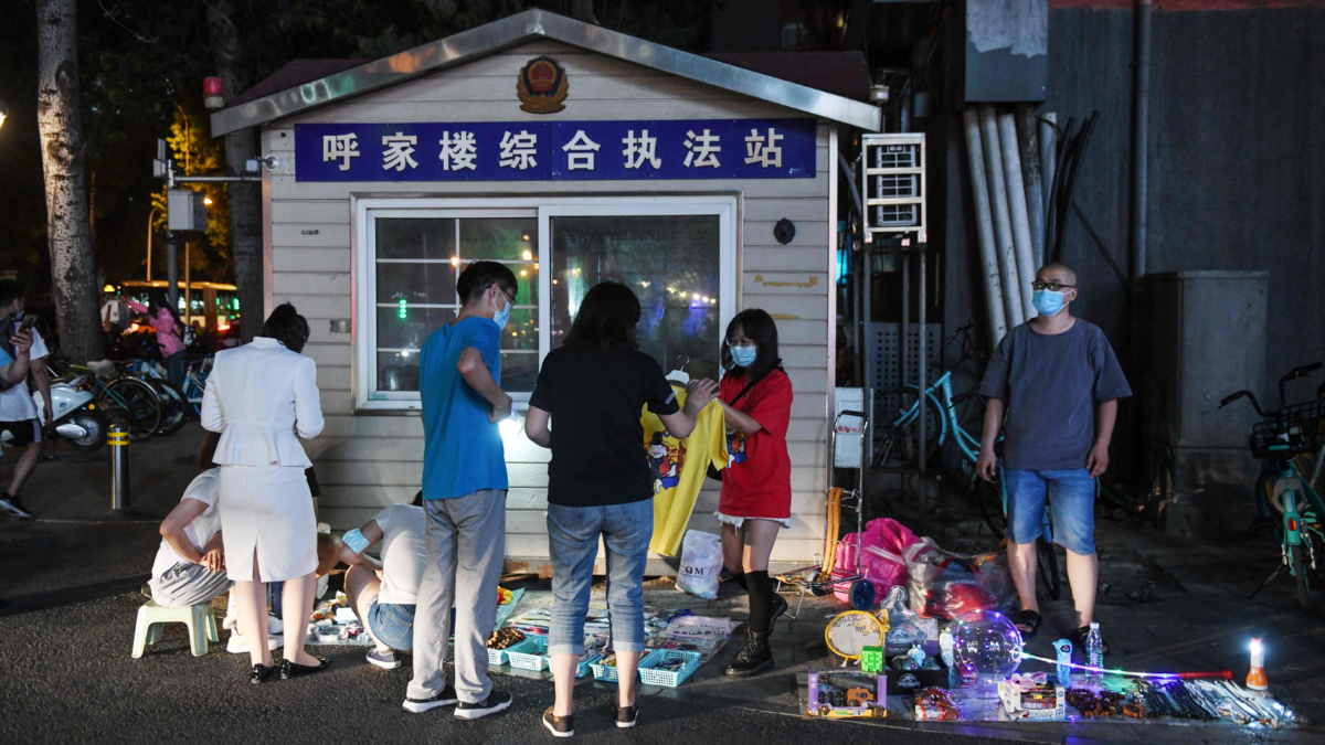 【禁闻】35岁魔咒成热门话题 中年人就业困境受关注