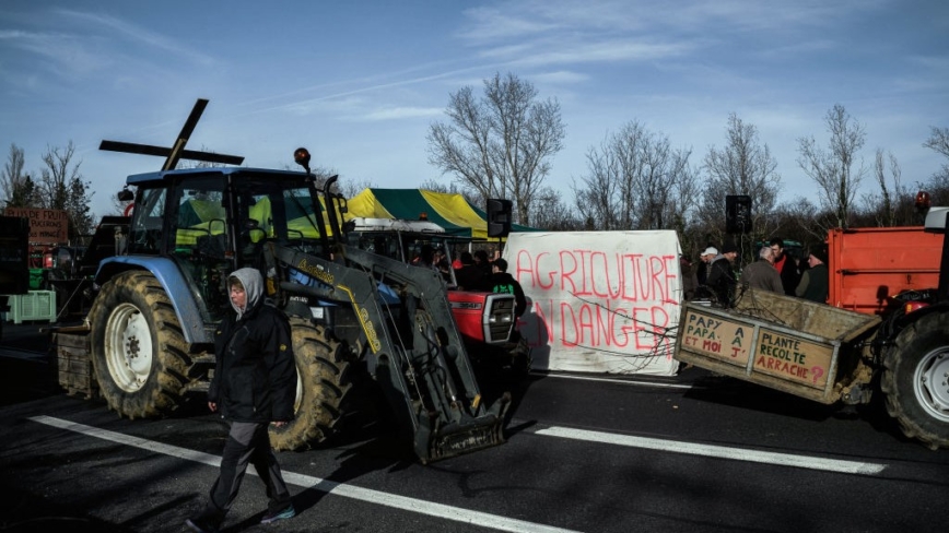 法国农民抗议继续 宣称“无限期包围”巴黎