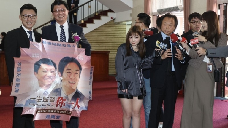 新立委上任走紅毯 謝龍介「鍾愛」賴清德