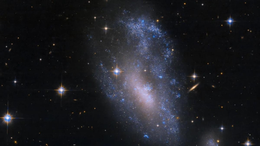 哈勃望远镜捕捉到疑似星系相遇的画面