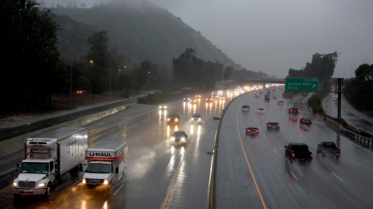 風暴挾帶大量水氣 南加週日再度降下雨雪