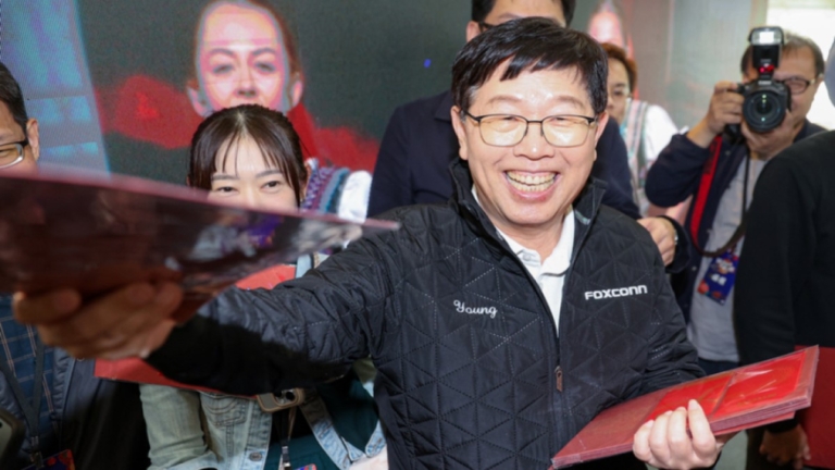 鴻海50歲尾牙近3萬人 劉揚偉：獎金加碼15%