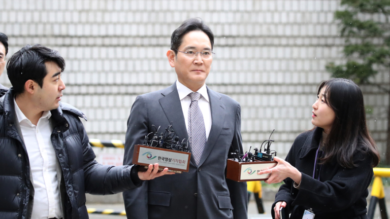【財經簡訊】三星會長李在鎔被判無罪 興業銀行將裁員900人