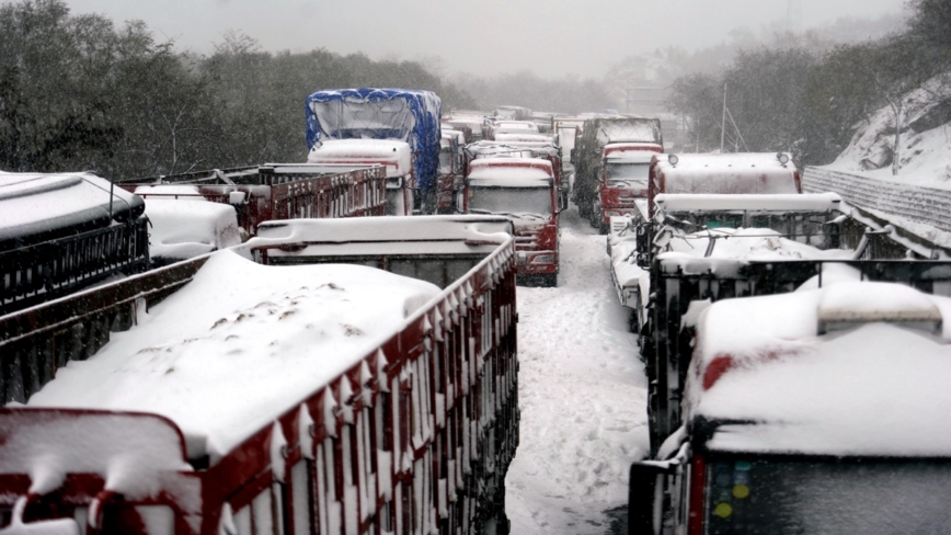 湖北湖南暴雪凍雨 交通癱瘓 返鄉民眾被堵三天