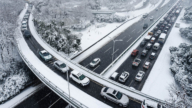 中國暴雪壓塌多地建築 高速公路擠爆