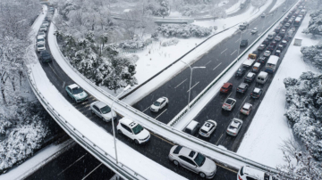 中国暴雪压塌多地建筑 高速公路挤爆