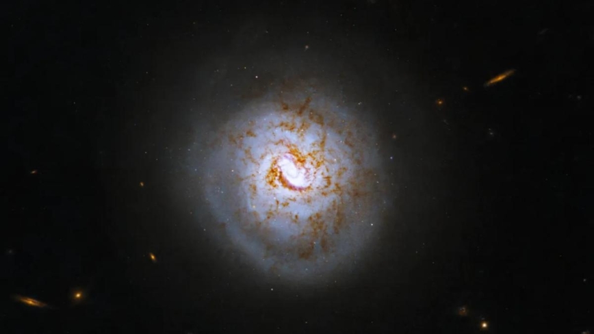 哈勃望遠鏡拍到一個像棒球的螺旋星系