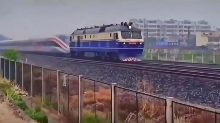 大陸高鐵因凍雨趴窩 靠老式機車牽引爬行（視頻）