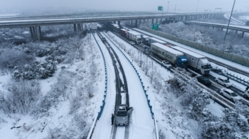 中國兩湖暴雪 民眾被困高速3天 返鄉受阻