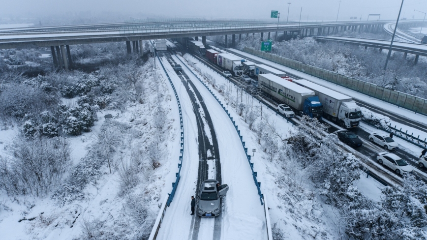 中国两湖暴雪 民众被困高速3天 返乡受阻