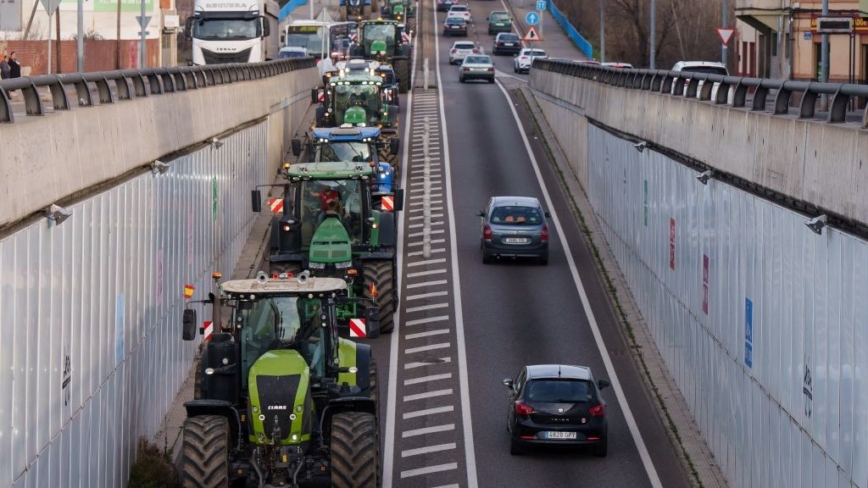 欧洲农民抗议愈演愈烈 西班牙全国道路被封锁