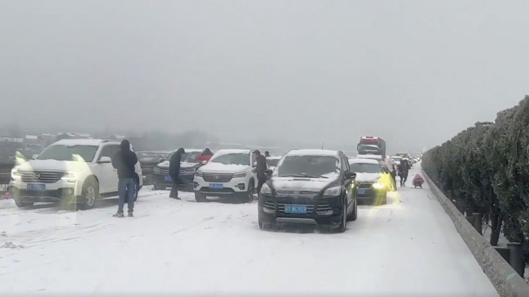 【禁聞】多省雪災 高速堵車數百里 中共不作為