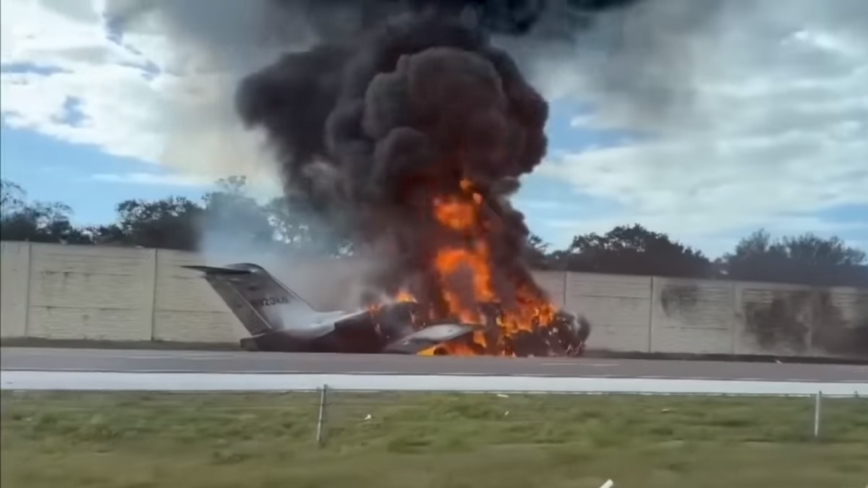 发动机熄火 美私人飞机迫降州际公路爆炸2死3生还