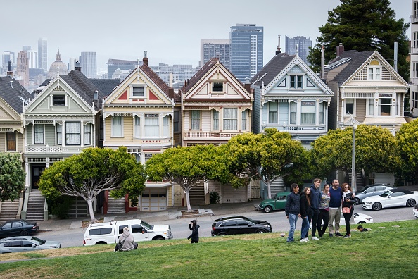 2023年6月27日，加州舊金山歷史悠久的維多利亞風格住宅。(PHILIP PACHECO/AFP via Getty Images)