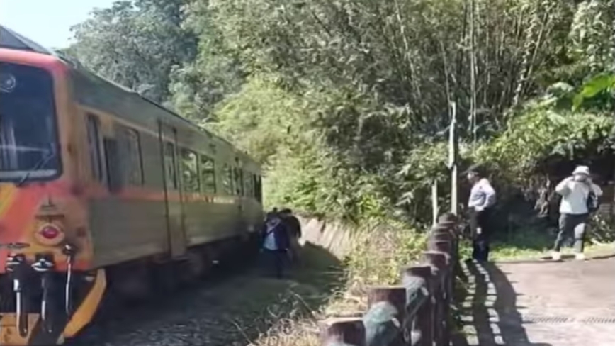 载约250人平溪线列车出轨 幸无人伤亡
