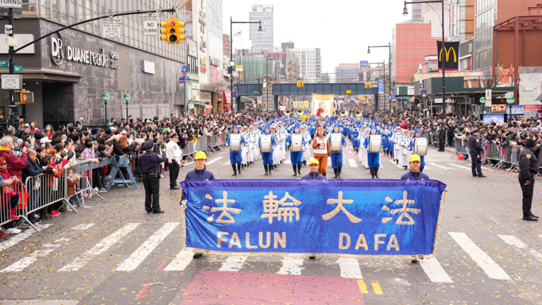紐約新年遊行 法輪功陣容壯觀 華人深感自豪
