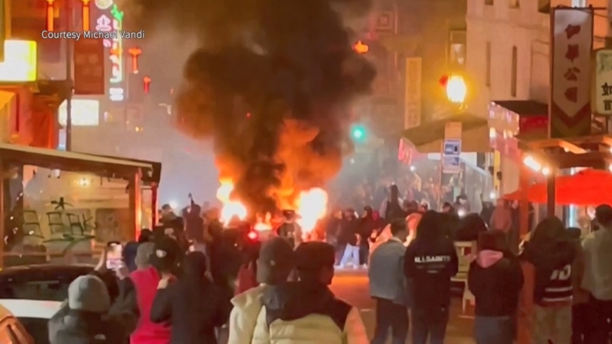 旧金山唐人街新年纵火案 无人驾驶车被焚毁