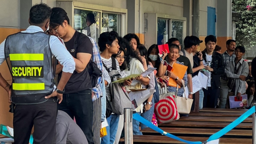 缅甸颁布征兵令 泰国大使馆外逾千人抢办签证离境
