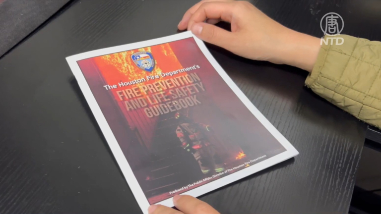 預防火災悲劇 消防員挨家投送消防手冊