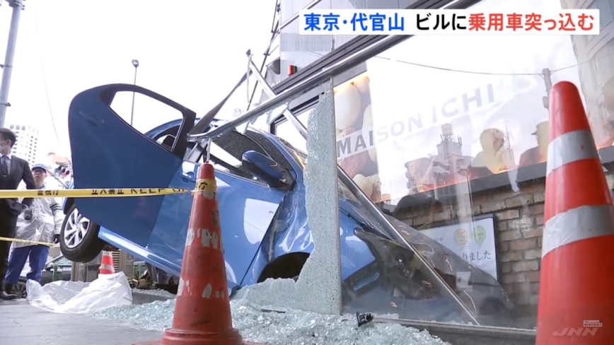 日本东京涩谷轿车撞大楼卡楼梯 驾驶轻伤