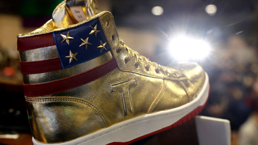 川普推出「永不投降」運動鞋 上市兩小時被搶光