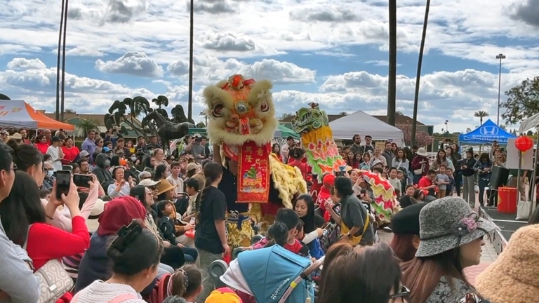 金龍駿馬歡慶新年 各族裔南加州賽馬場同樂