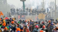 印度农民前进德里示威 传一死百余伤暂停行进2天