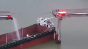 廣州瀝心沙大橋被空船撞斷 多車落水