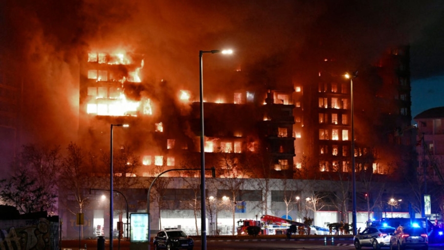 几分钟内 西班牙瓦伦西亚大楼烧到剩骨架至少4死