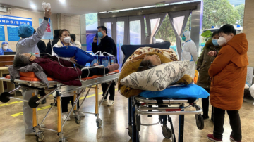 中國疫情嚴峻 再現大白肺、隨地倒猝死