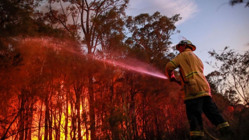高温助长火势 澳洲野火摧毁房屋两千多人急撤