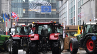 抗議歐盟峰會貿易協定 農民卡車堵路對峙