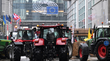 抗议欧盟峰会贸易协定 农民卡车堵路对峙
