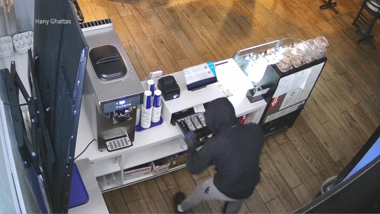 洛杉磯6家商店凌晨被砸 嫌犯破門搶現金