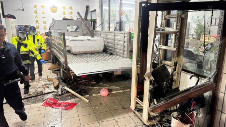貨車直衝八堵派出所 警1死1傷 嫌遭火車撞亡