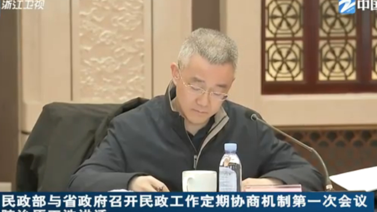 胡錦濤之子胡海峰升官後主持會議 多是低頭看資料