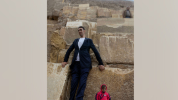 世界最高男與最矮女子加州重聚 拍下逗趣照片